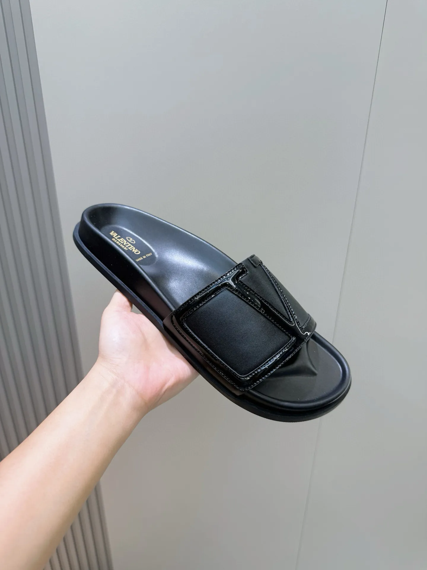 [VALENTINO] Top P: 540💰 Size: 39-44 (customized at 38.45) 🆕2025VLT — Valentino’s latest summer men’s slippers. The use of imported cowhide elements on slippers has been sublimated! It is worthy of recognition both visually and in terms of quality. Excellent quality, comfortable and durable! The embellishment of the perforated V hardware on the toe adds a sense of fashion! Cowhide feet